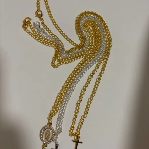 Halsband - På monovo säljer vi både guld och silver halsband, ifall man önskar sig armband kan man skriva. Vi säljer just nu dessa på bild och det finns oändligt många som vi har. Snart kommer mer fina saker ut för o köpa hos oss. Ha koll!🤩🙏