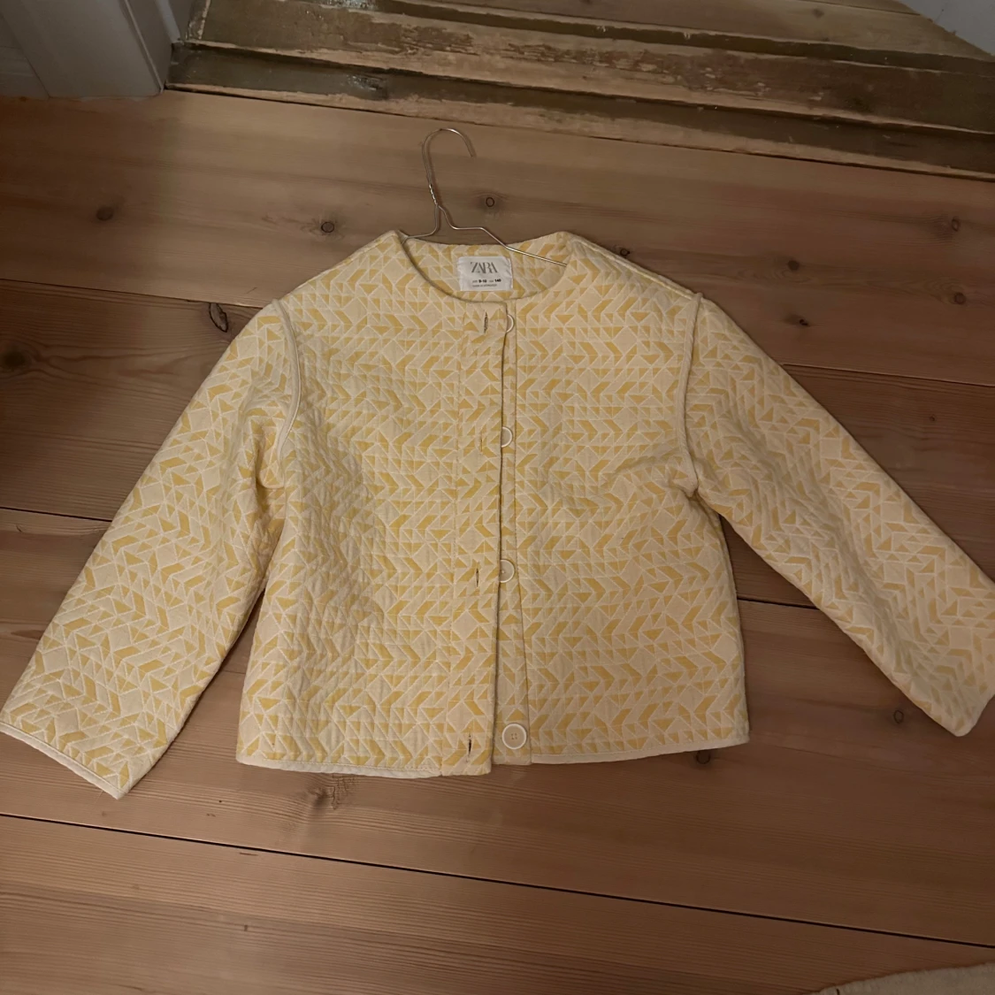 Gul och vit mönstrad jacka från Zara