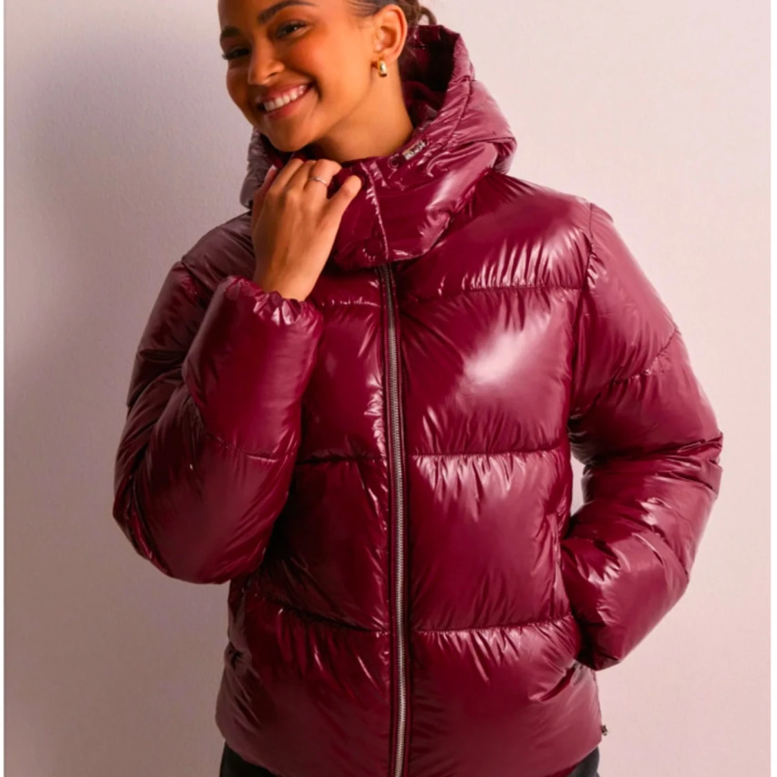 Vinröd pufferjacka med huva