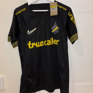 AIK 24-25 Hemma & AIK Stockholm Special  - Säljer dessa AIK tröjor då jag aldrig använt dem så de är helt ny. Den vita tröjan har nummer 20 på baksidan utan något namn och svarta är blank där bak. Kommer ej ihåg hur mycket jag köpte den vita  för men det var en slant men svarta kostade 899kr. Den vita köptes någon gång i 2023 och svarta nyligen. Tröjorna är i Storlek S och säljer dem för 600kr styck men vid köp av både så för man dem för 100kr. Vid eventuella frågor eller mer bilder skriv bara.
