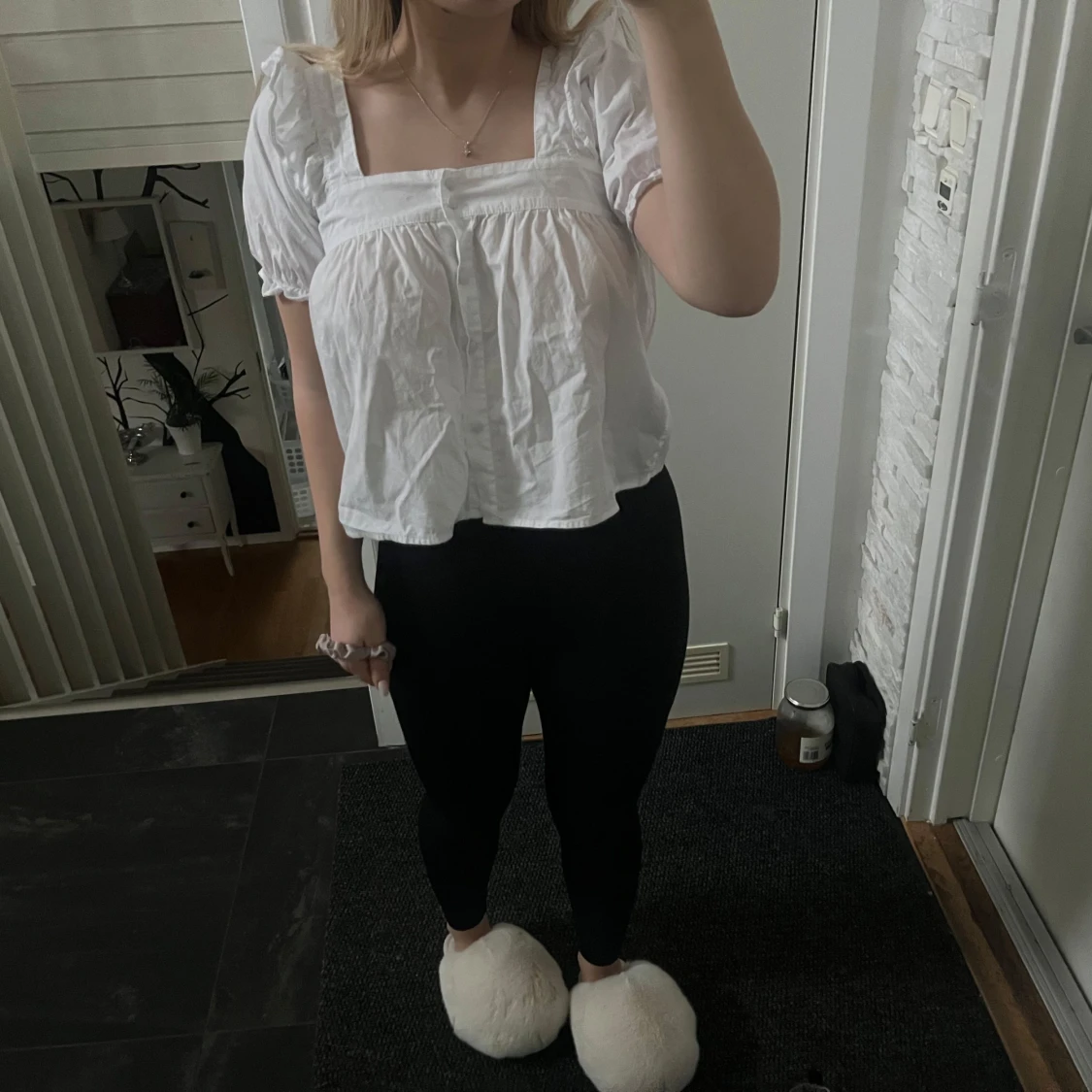 Vit blus med puffärmar - 93