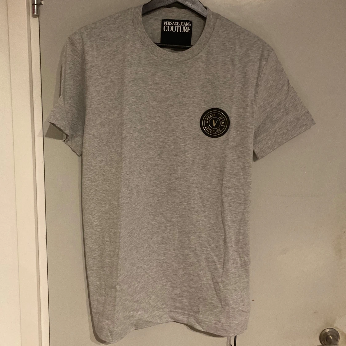 Grå oanvänd t-shirt från Versace Jeans Couture