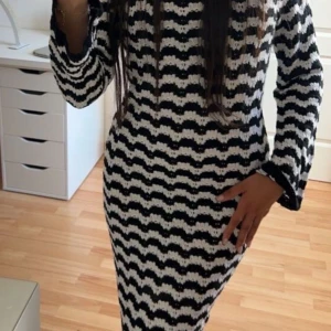 Svartvit stickad klänning - Hej! Säljer denna stickade klänning. Endast använd en gång så är i princip helt ny! Kan tänka mig gå ner i pris vid snabb affär💕💕 Skriv om ni har några funderingar💕