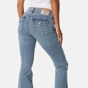 True region jeans - Skit snygga true region jeans i nyskick som endast är använda ett fåtal gånger💞priset går att diskutera vid snabb affär!💕