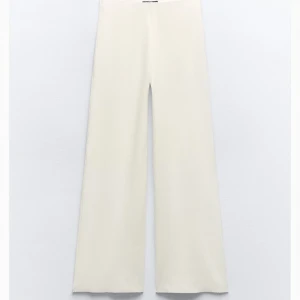 Zara byxor - Benvit och ribbstickad byxa från Zara, i nyskick. Finns tillhörande tröja i min profil. Rabatterat pris vid köp av båda.