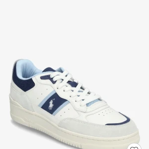 Vita sneakers från Polo Ralph Lauren - Postar inte endast möttes upp centralt Stockholm, ENDAST KONTANT. Helt oanvända kommer rakt oöppnade i kartong. Snygga vita sneakers från Polo Ralph Lauren med blå detaljer och logotyp på sidan. Skorna har snörning och en bekväm sula. Perfekta för en stilren look.                                                                         Ny Pris: 1800 kr