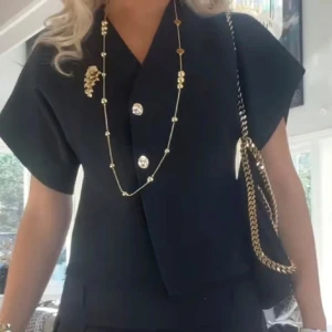 Blå väst med knappar från Zara - Snygg blå väst från Zara med v-ringad design och två knappar framtill. Perfekt för en stilren look. Västen har korta ärmar och en elegant passform. Den är mörk blå men hitta inga bilder på den i blå skriv för egna bilder❤️❤️❤️ mörk blå