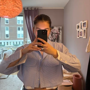 Randig croppad skjorta - Säljer en ball randig croppad skjorta! Använd en gång på Wow men inga tecken på användning ❤️ 
