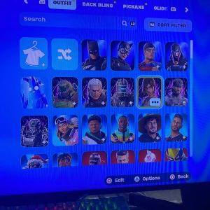 Jag ska sälja min fortnite konto hi hi  - Bilderna visar en karaktärsvalskärm från spelet Fortnite med olika skins och sorteringsalternativ. Skärmen visar en mängd olika karaktärer och möjligheten att sortera dem efter olika kriterier som 'Default', 'Sets', 'A-Z' och 'Season'. Det finns också filteralternativ för att visa alla karaktärer eller bara de senaste.