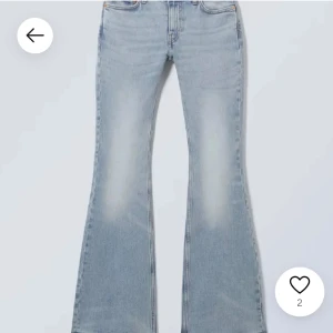 Ljusblå bootcut jeans från weekday  - Snygga ljusblå jeans 