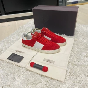 Valentino Flycrews - Säljer nu mina otroligt fräscha Valentino Flycrews då jag vuxit ur dem. Skorna är i mycket fint skick och kommer med allt OG inklusive extra nitar (Alla nitar finns kvar).