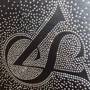 Victoria’s Secret väska med  strassdetaljer - Snygg svart  väska med glittrande strassdetaljer som bildar ett elegant mönster på framsidan. Den är  även väldigt rymlig! Skriv gärna vid ytterligare frågor!💞