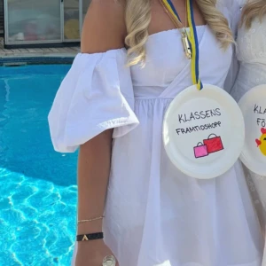 Vit student klänning  - Snyggaste studentklänningen ingen annan kommer ha! Använd endast en dag på studenten. Super fin!! Perfekt längd! Köptes för 900. Säljs för 600 snabb affär. Storlek M men lite liten i storlek!