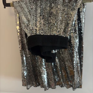 Glittrig silverkjol med paljetter MSGM - Snygg glittrig silverkjol täckt med paljetter. Kjolen har en elastisk svart midja för bekväm passform. Från barn avdelning men funkar även för min mamma som är 45 så de funkar åt alla åldrar. Jag är 160 och den går ner till knät Nypris CA 4000kr.