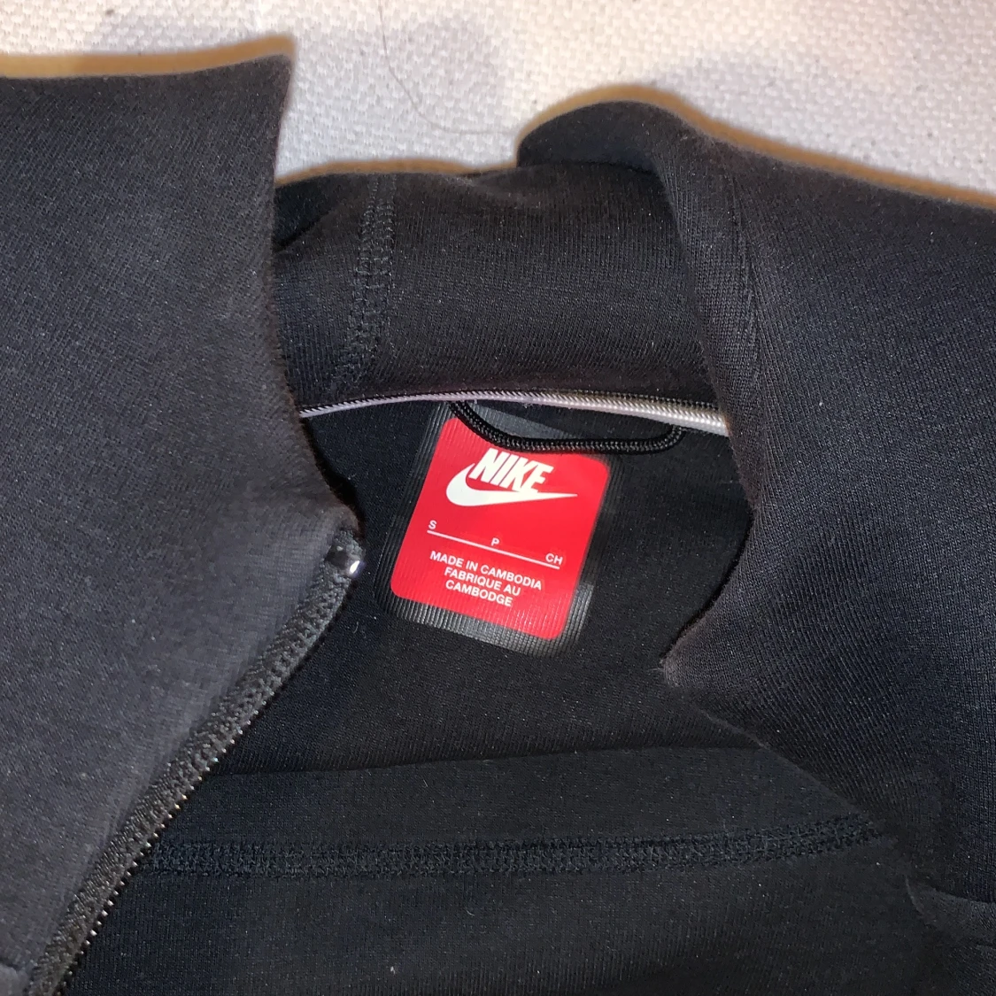 Svart kofta från Nike - 2