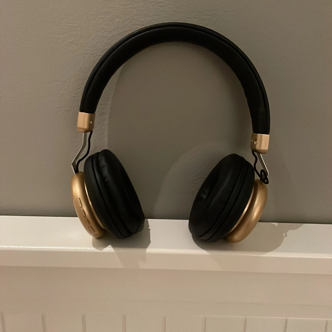 Svarta och guldiga hörlurar