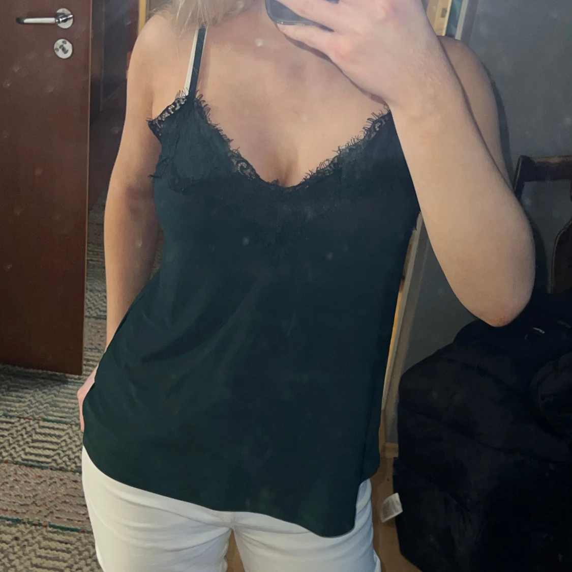 Grön linne med spetsdetaljer