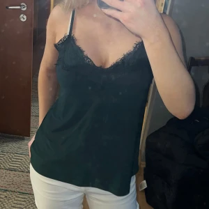 Grön linne med spetsdetaljer - Grön toppen med lace