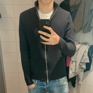 Mörkblå tröja från Only & Sons - Säljer en mörkblå ribbad tröja från Only & Sons. Perfekt för många olika outfits och är väldigt stilren