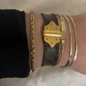 2st Guldarmband från Ani - Snyggt och elegant guldarmband från Ani. Armbandet har en tunn och stilren design som passar perfekt för att stapla med andra smycken. Det är flexibelt och lätt att bära, vilket gör det till ett mångsidigt tillägg till din smyckessamling. Obs lådan ingår ej! ORIGINAL PRIS: 550kr/st säljer båda för 550!! 