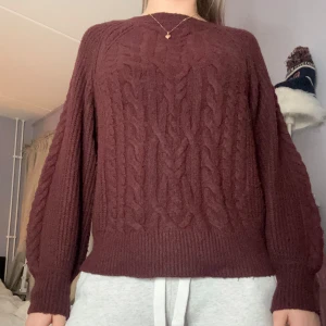 Vinröd stickad tröja från ICHI - Säljer en vinröd stickad tröja från ICHI. Är i nyskick och har endast används en gång. Pris kan diskuteras.💗