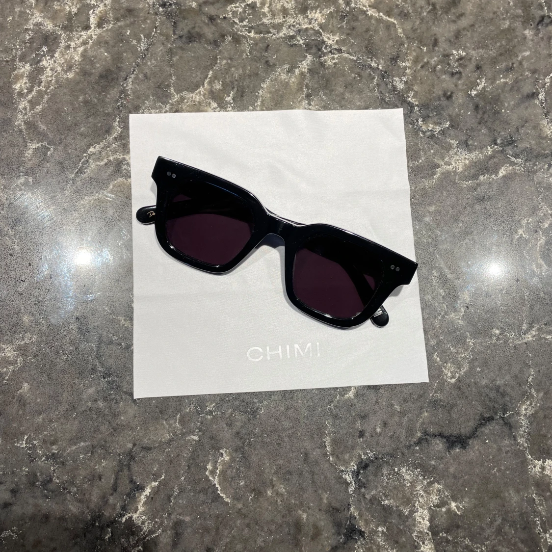 Svarta solglasögon från CHIMI - 2