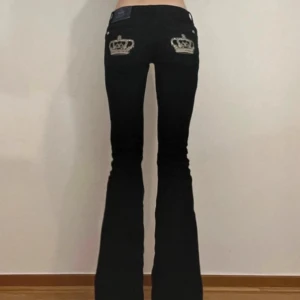 Svarta Victoria Beckham jeans - Lågmidjade bootcut jeans från Victoria Beckham utan defekter. Midjemått rakt över är 38cm, innerbenslängd 83cm. Bilderna är från tidigare ägare, men fler bilder kan lösas! Säljer endast för att de var lite för stora.