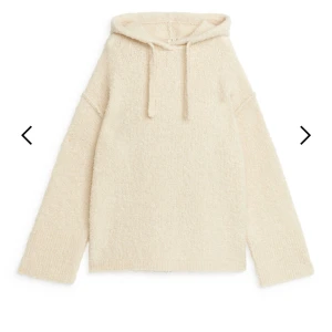 Beige stickad hoodie arket - Mysig beige stickad hoodie med luva från arket. Perfekt för många tillfällen✨ Långärmad och i en neutral färg som passar till det mesta. Endast använd ett fåtal gånger💗💗✨ köpt för 1300