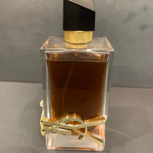 Parfym Libre, intense från Yves Saint Laurent -  Parfym från YSL, säljer då den inte kommer till användning. ✨90cl. Använt ca 10 sprut.                                          Köpt ny, oöppnad på vinted men slängt kartongen. 