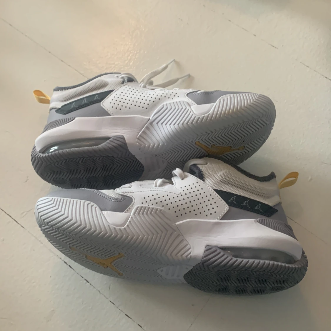 Nike Air Jordans i vitt och grått - 3