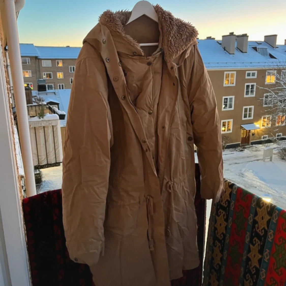 Beige parkajacka från Acne