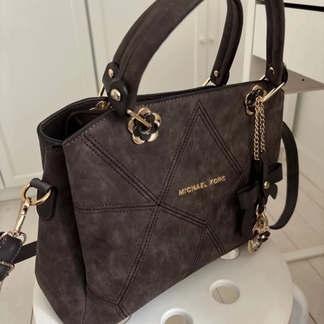 Brun handväska från Michael Kors - 3