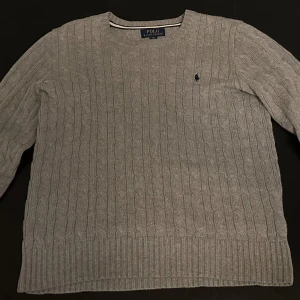Kabelstickad Ralph lauren tröja - Säljer denna jätte fina Ralph lauren tröjan för ett väldigt bra pris. Skick: 8/10. Har du några funderingar är det bara att höra av dig😃
