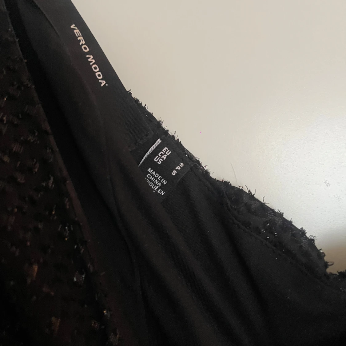 Svart glittrig klänning från Vero Moda - 3