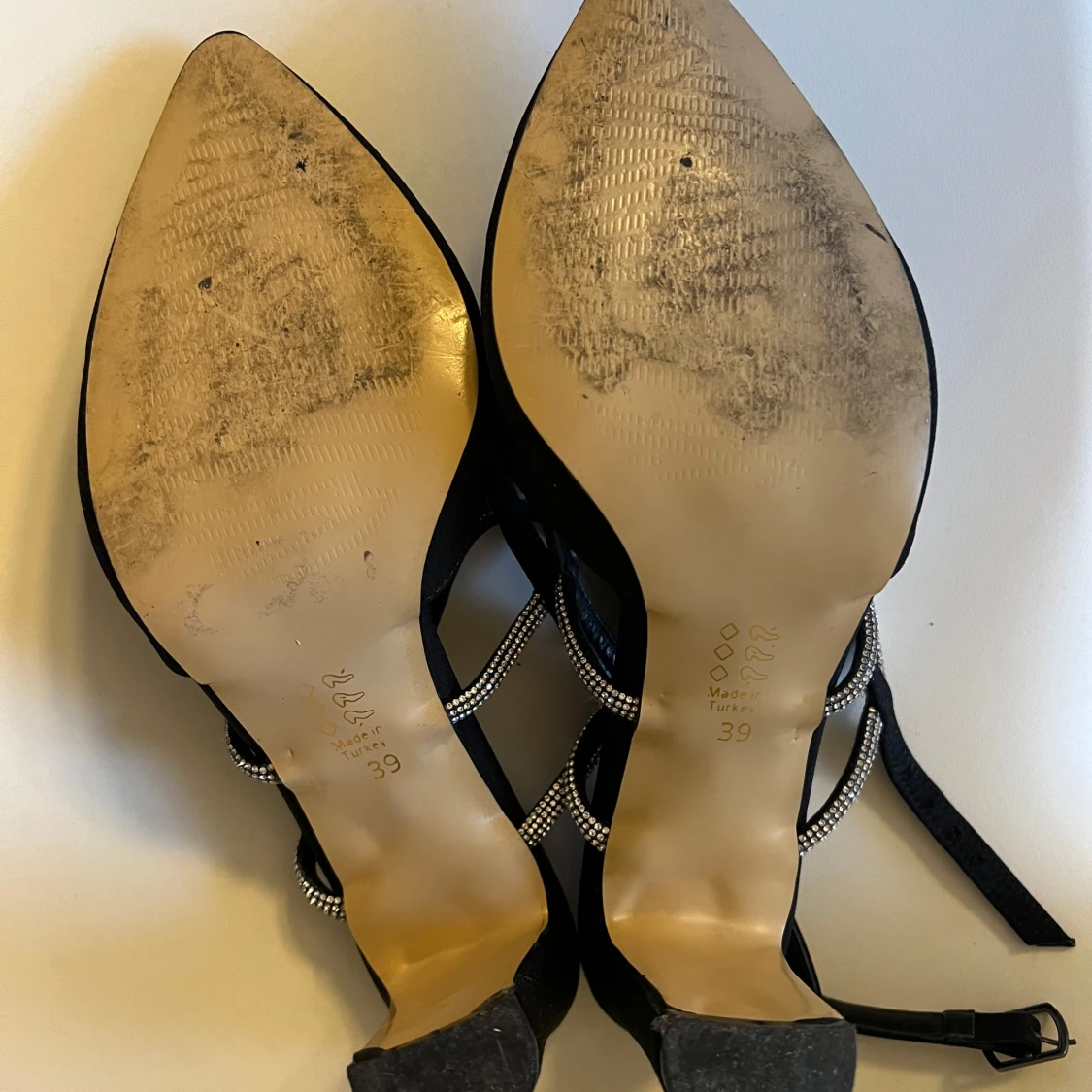 Svarta klackskor med strassdetaljer - 2