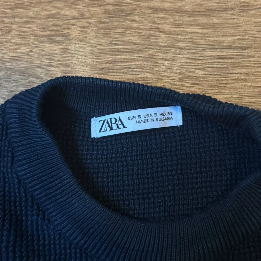Säljer en stilren svart ribbad tröja från Zara. Tröjan har långa ärmar och en klassisk rund halsringning. Perfekt för en minimalistisk look.. Neuletakit & Villapaidat.