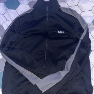 Hugo boss kofta - Hugo boss med grå färg på sidan