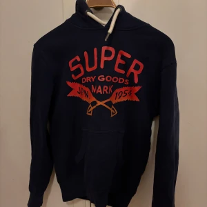 Mörkblå hoodie | Superdry - Säljer en mörkblå hoodie från Superdry. Den är i mycket bra skick och inte mycket använd.