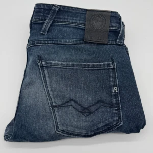 REPLAY ANBASS JEANS - Replay anbass jeans - Slim fit passform - Storlek W30/L32 - Nypris runt 1800kr -  Deluxecloset
