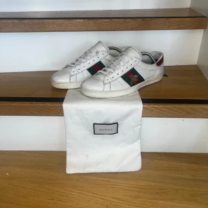 Gucci ace - Säljer dessa riktig feta Gucci ace. Storlek 43,5 men passar 44 skick. 8/10 pris ej hugget i sten. Till skorna medföljer dustbag