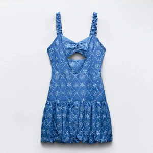 Blå klänning med blommigt mönster - Söt blå klänning med blommigt mönster och volangdetaljer på axelbanden. Den har en öppen rygg och en knytning framtill som ger en unik look. Perfekt för sommarens! Eller utomlands, aldrig använd men nära att användas en gång därför är lappen borta💙