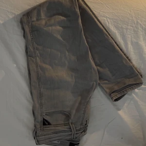 Grå jeansbyxor - Tjena! Säljer ny ett par grå replay jeans då jag vuxit ur dem. Bra skick. Byxorna är slimfit och passar 160-175 cm långa ungefär. 👖