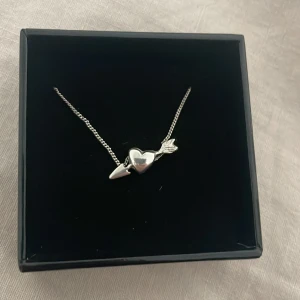 Silverhalsband med hjärta och pil från L8 Hasselblad - Jättefint halsband feån L8 Hasselblad som jag fick i julklapp🎀🎀aldrig andvänt då det var i silver🎀supersnyggt! Nypris: 600kr, säljer för 350kr😍😍