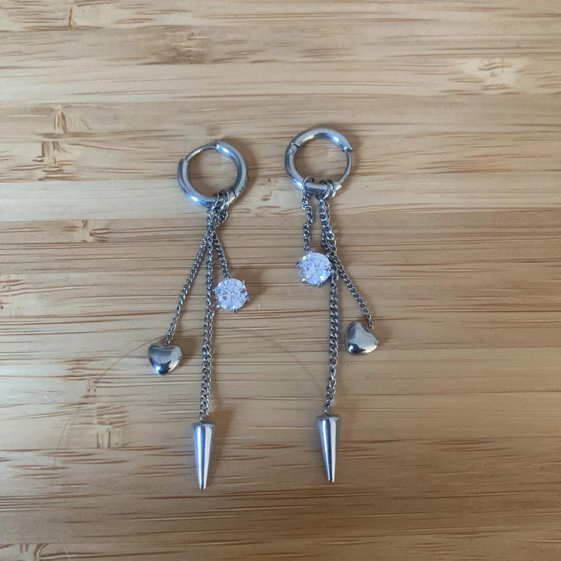 Silverfärgade örhängen 