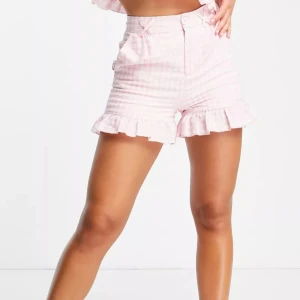 Rutiga shorts från Lost Ink - Helt nya. Köpt för 539 kr. Storlek UK 8/ EU 36 (S).  Rökfritt hem men har katter.