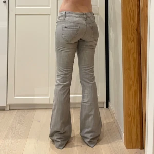 Lågmidjade bootcut jeans🤩 - De perfekta grå lågmidjade jeansen❤️midja 37 cm rakt över, gren 18 cm o innerben 84 cm💕Jae 169 o xs-s o uppskattar dessa till xs-stor xxs