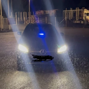 Blå varningsljus för bilfönster - Säljer ett blått varningsljus för bilfönster med sugkoppar för enkel montering. Ljusen är starka och ansluts via cigarettändaruttag. Perfekt för extra synlighet i mörker.