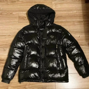 Alessandro Zavetti Puffer Jacka - Alessandro Zavetti Nevori Puffer, storlek M jätte varmt vinter jacka. Färgen jet black. Jag fick jackan som present. Testade 2-3 gånger bara så i nyskick, lapparna är fortfarande kvar på jackan. Nypris är 1345 kr men storlek finns inte kvar på nätet. Skriv privat för mer information.