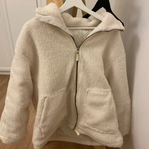 Teddyjacka - Säljer en jättesöööt teddyjacka💞 köpt på plick men aldrig använd av mig 💞varm och gosig