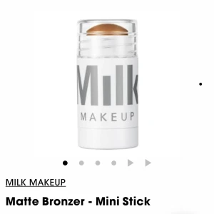 Matte Bronzer - Mini Stick från Milk Makeup - Säljer en praktisk mini stick bronzer från Milk Makeup. Den har en matt finish och är perfekt för att skapa en solkysst look. Enkel att applicera och smidig att ta med i väskan.